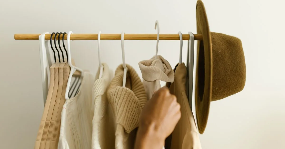 Kapszulagardrób plus-size alkatra: kevesebb darab, több szett